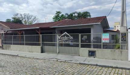 Casa 03 dormitórios, sendo 01 suite no Centro de Palhoça - SC.