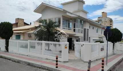Casa de esquina com 04 quartos, sendo 03 suites com closet no bairro Pagani em Palhoça- SC
