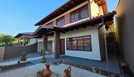 VENDO CASA MOBILIADA EM TRES NIVEIS E DECORADO