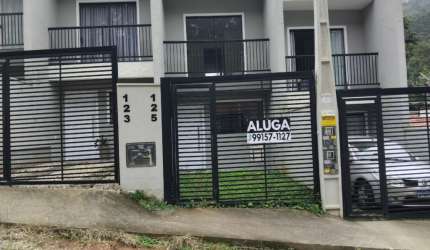 Alugo Sobrado no Bairro Agua Verde com 2 domirtórios
