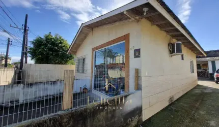 Casa a venda com Amplo Terreno em Areias, São José-SC!