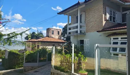 Sobrado com 04 dormitórios 01 suíte, em Ponta de Baixo, São José/SC