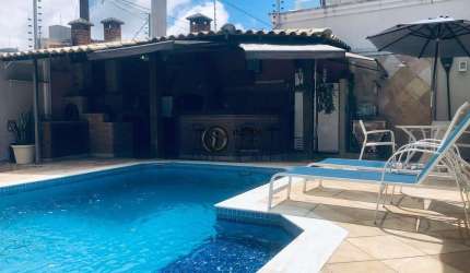 Casa com 4 quartos e piscina na praia da enseada