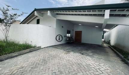Casa com 4 suítes à 50 metros do mar