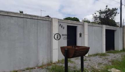 Casa com piscina próxima a praia da enseada