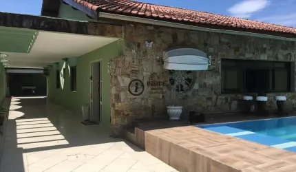 Casa com piscina e 4 quartos na praia da enseada