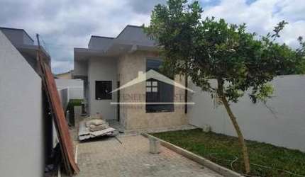 Casa  com 3 quertos sendo 1 com suite, portas de aluminio, acabamento impecavel, com terreno nos fundos,de Frente para a Rua com aproximadamente 60m²