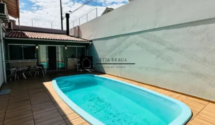 Uma belíssima casa a venda no bairro Coqueiros!