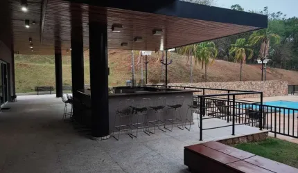 Sobrado à venda com 226m², 3 suítes, 4 banheiros e piscina no Residencial Villa D'Aquila