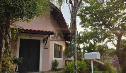 Casa de alto padrão  localizada no Condomínio Colinas de São Francisco com 3 suítes
