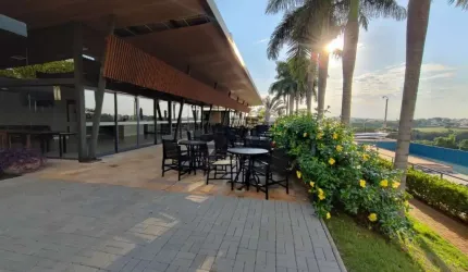 Sobrado de 345m² à venda, com três suítes, seis banheiros, quatro vagas de garagem e piscina no Condomínio Villa Bela Vista