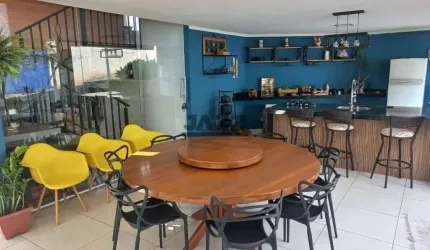 Casa à venda com 425m², 4 quartos, 3 banheiros e 3 vagas de garagem na Vila Italiana