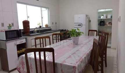 Casa térrea com três dormitórios e ótima localização em Amparo