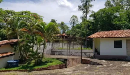 Chácara à venda de 4.900 m², com dois quartos, um banheiro e piscina, localizada no bairro Campestre