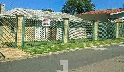 Casa de 4 Dormitórios à Venda em Atibaia