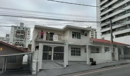 Casa com 03 dormitórios e 01 suíte em Barreiros  -  São José/SC