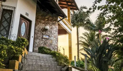Casa em Coqueiros  -  Florianópolis