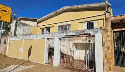 RE/MAX vende casa para investimento com valor abaixo do valor de mercado por R$308.000,00 com 122m2 de área construída e 300m2 de terreno.