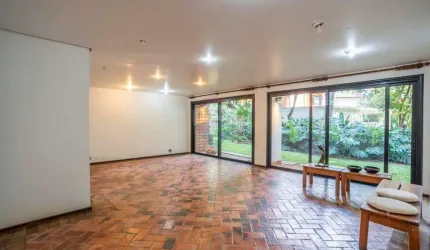 RE/MAX VENDE Casa Pq São Quirino, Campinas - SP, com 5 suítes, salas amplas, piscina, quiosque, em meio a natureza