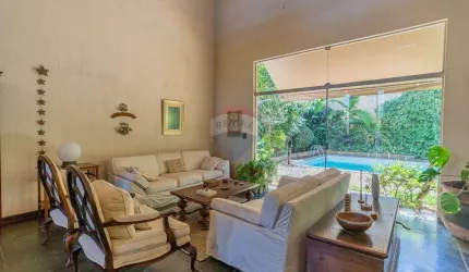 Casa com 627 m² de terreno e 521 m² de área útil, 06 quartos (03 suítes e 2 closets), quintal com piscina e churrasqueira, no Jardim das Paineiras. .