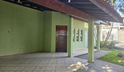 RE/MAX ALUGA Casa térrea com 3 quartos, sendo 1 suíte por R$2.700,00 + taxas
