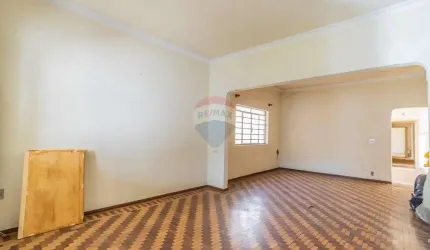 RE/MAX Vende Casa comercial no Bosque, com 2 salas, 3 quartos, 1 suíte, 3 vagas, quintal com churrasqueira e edícula