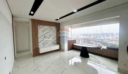 RE/MAX Aluga Apartamento com 67 m², 02 suítes, varanda gourmet, living 2 ambientes, conceito aberto, lavabo, 02 vagas, no Vox Taquaral, em Campinas.
