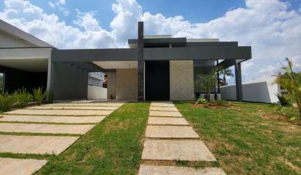 Casa térrea pronta para morar, cond. fechado á venda com 162 M² a/u com 3 suítes com 6 vagas