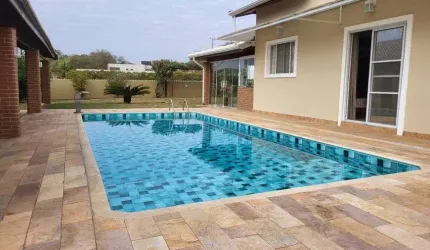 Sobrado para venda com 200 m² a/c, com 4 quartos (3 suítes), 900m² a/t, edícula e muita área verde.