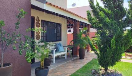 Bela Casa térrea em condomínio fechado pé direito duplo, 3 dorms, piscina com espaço gourmet. OCASIÃO!  600.000,00