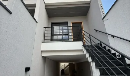 CASA FRONTAL , COM 3 DORMS 4 VAGAS 1 SUÍTE
