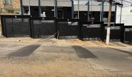 CASA FRONTAL COM 3 DORMS 1 SUÍTE 2 VAGAS