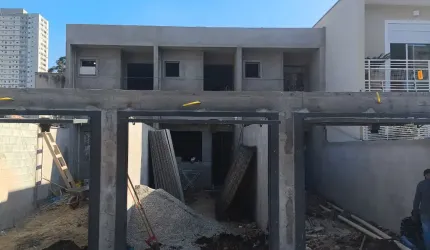 CASA FRONTAL COM 2 DORMS 2 SUÍTES 3 VAGAS