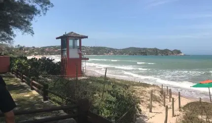 Vendo Maravilhosa casa pé na areia com 4 suítes montada na Praia de Geribá, Búzios porteira fechada