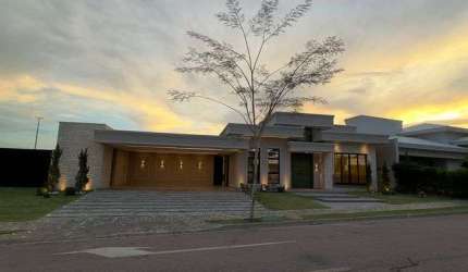 Casa de condomínio térrea para venda tem 372 metros quadrados com 4 quartos
