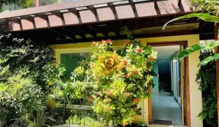 Casa em Condomínio Fechado – A Poucos Passos da Praia