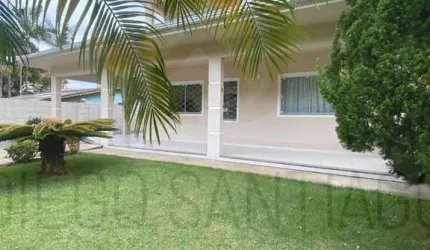 Casa de à Venda em Garopaba-SC na Praia do Siriú: 5 Quartos, 3 Suítes, 4 Salas, 5 Banheiros, 6 Vagas, 203m²!
