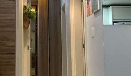 Apartamento de 2 quartos no bairro Floresta, São José-SC: 1 suíte, 2 salas, 1 banheiro e 1 vaga de garagem.