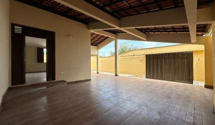 CASA NO HILTON RODRIGUES, COM 4 QUARTOS (3 SUITES) 5 VAGAS, QUINTAL