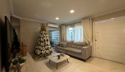 CASA DUPLEX COM 4 QUARTOS, SENDO 1 SUITE, 4 VAGAS, FINO ACABAMENTO, 960 mil