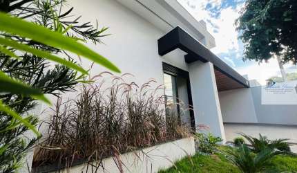 Casa com 03 suítes e piscina em Maringá/PR