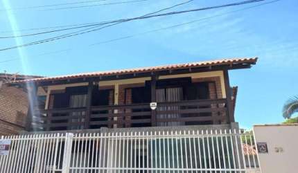 CASA NO CENTRO DE  BALNEÁRIO PIÇARRAS | 01 SUÍTE + 02 DORMITÓRIOS | 02 VAGAS DE GARAGEM | AVERBADA