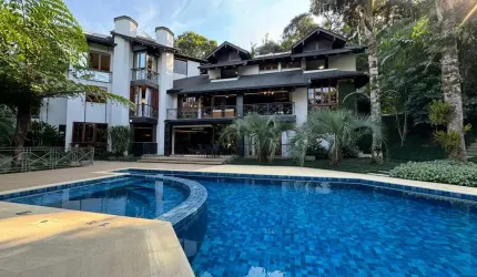 CASA EXCLUSIVA EM CONDOMÍNIO FECHADO | 5 SUÍTES | POUCOS MINUTOS DO CENTRO