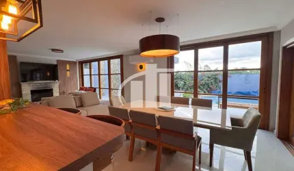 Ampla Casa com 3 Quartos, Suíte, Lareira e 5 Vagas de Garagem