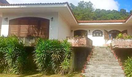 Casa térrea com amplo quintal e venda - Centro - Colombo/PR