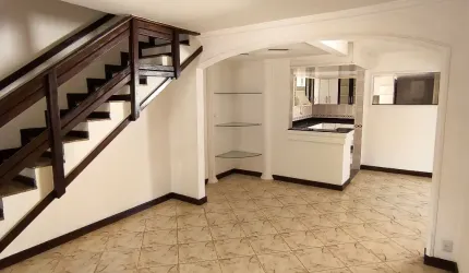 Petromar, village esquina, 200m2, ampla sala, suíte Master, mais 3/4( um no térreo), Stella Maris