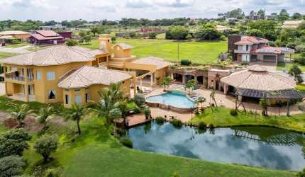 Casa com 4 suítes e lazer completo em Hidrolândia