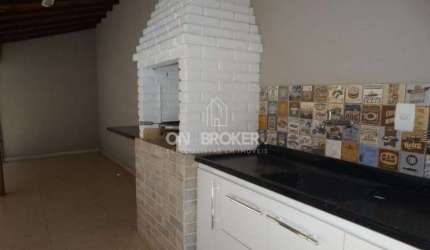 Casa em bairro privilegiado .