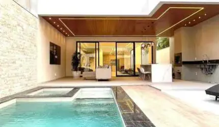 Casa Triplex de Luxo no Condomínio Rio Mar, 450m² mais Rooftop com Jacuzzi e vista Verde, 4 suítes, Piscina e Sauna, na Barra da Tijuca.