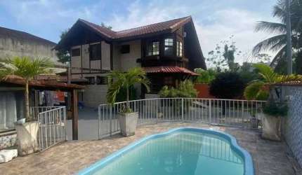 Casa Duplex, Colonial, em condomínio com monitoramento 24hs, 5 quartos, sendo 4 suítes, em Vargem Grande.